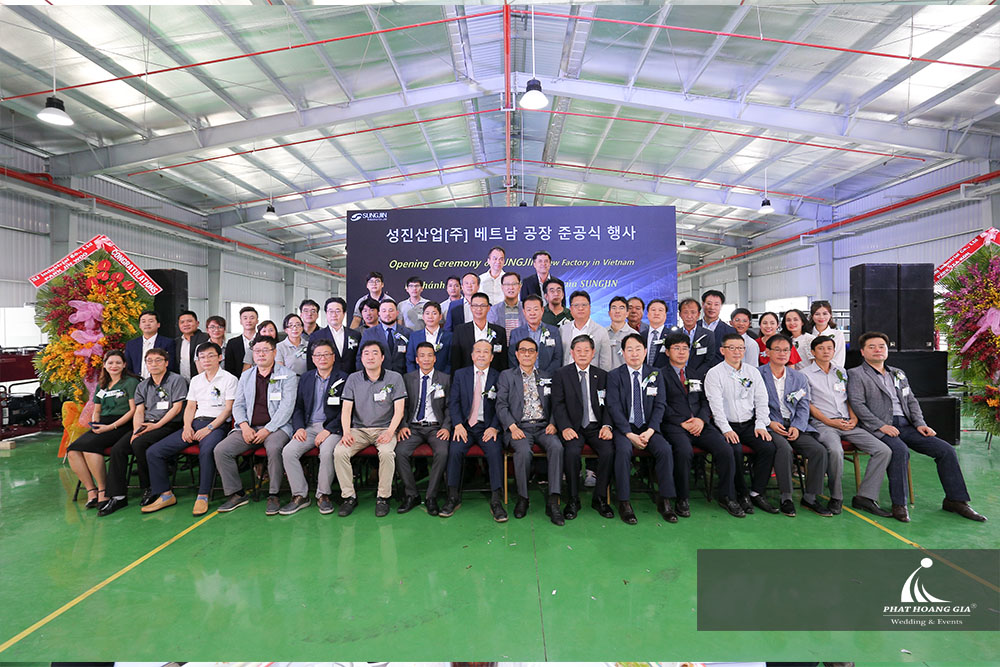 Tại buổi lễ, các lãnh đạo SungJin đã cùng nhau thực hiện nghi lễ cắt băng khánh thành, chính thức đưa nhà máy đi vào hoạt động và đi tham quan nhà máy, tìm hiểu dây chuyền sản xuất hiện đại nhất Việt Nam.