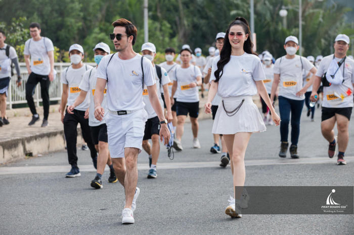 đi bộ cùng kb fina