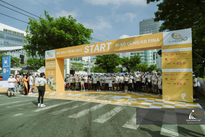 đi bộ cũng KB Fina
