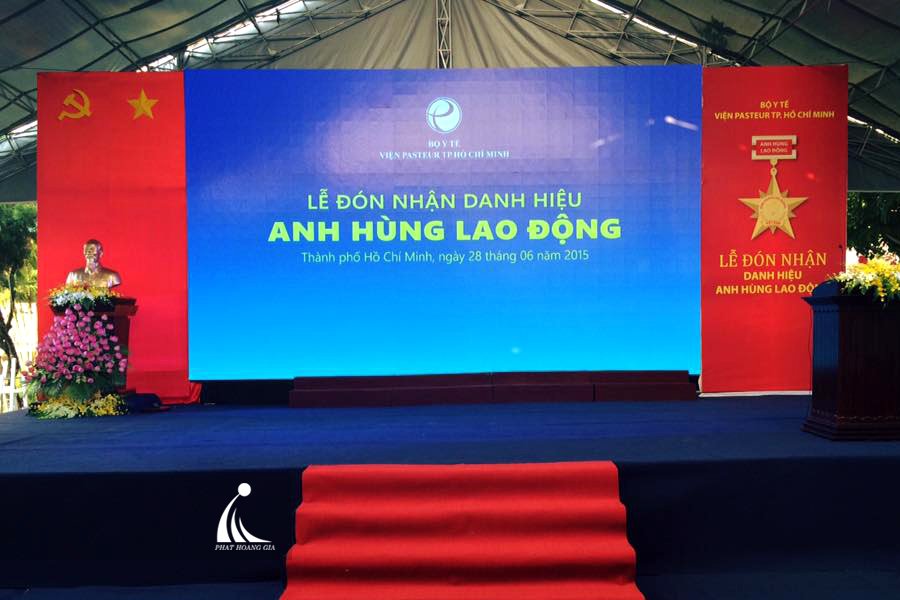 le-don-nhan-danh-hieu-anh-hung-lao-dong-paster1