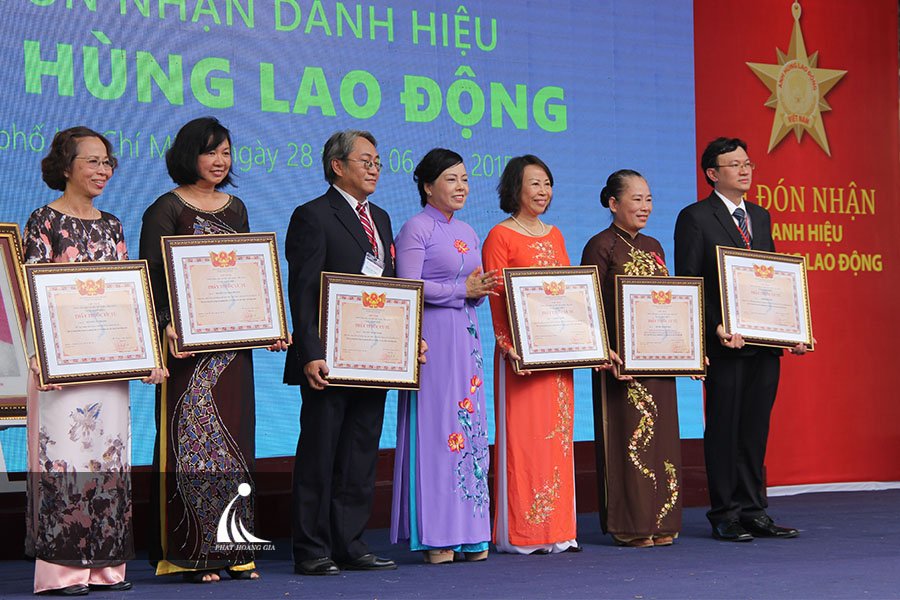 le-don-nhan-danh-hieu-anh-hung-lao-dong-paster10