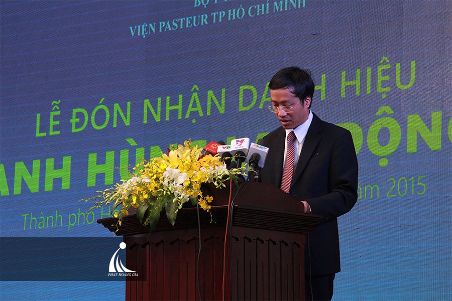 le-don-nhan-danh-hieu-anh-hung-lao-dong-paster2