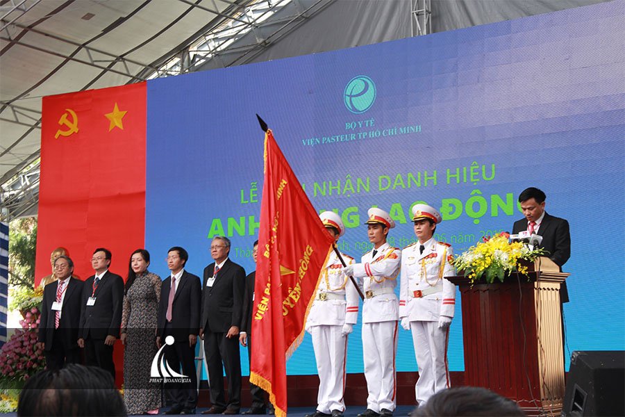 le-don-nhan-danh-hieu-anh-hung-lao-dong-paster8