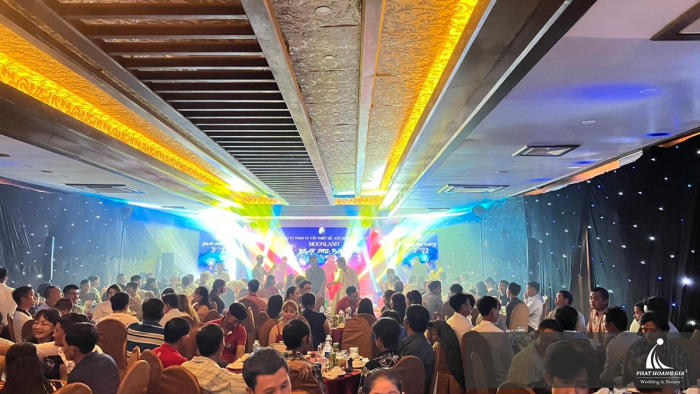 tất niên moon land 2022