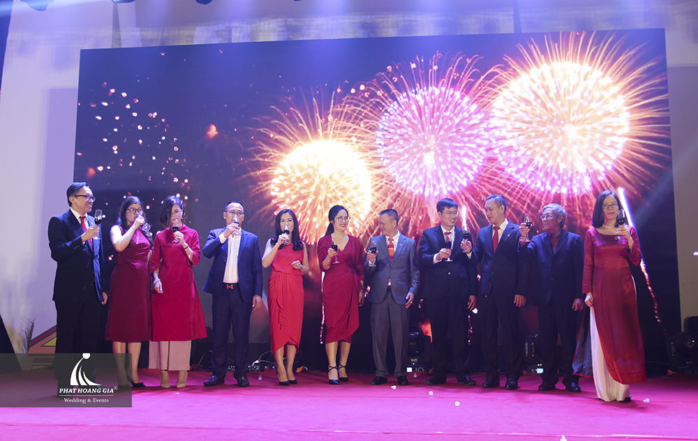 tất niên thăng long real